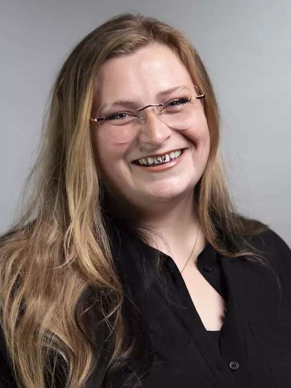 headshot photo of Eva 